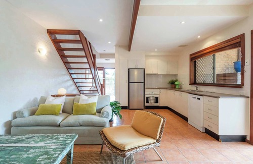 Angourie House | Spooky Beach Lodge - Oceanstays - Pet Friendly