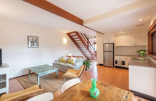 Angourie House | Spooky Beach Lodge - Oceanstays - Pet Friendly