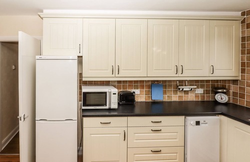 Birkdale Cottage | SPRING CLOSE, pet friendly, with a garden in Southport