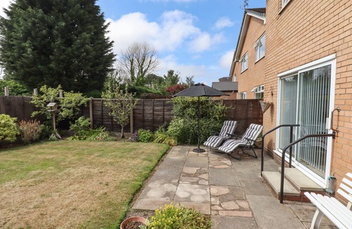 Birkdale Cottage | SPRING CLOSE, pet friendly, with a garden in Southport