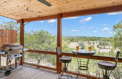 Fredericksburg Cabin | Spring Creek Casita at No Rancho Properties | Hot Tub | Hill Country Views & More