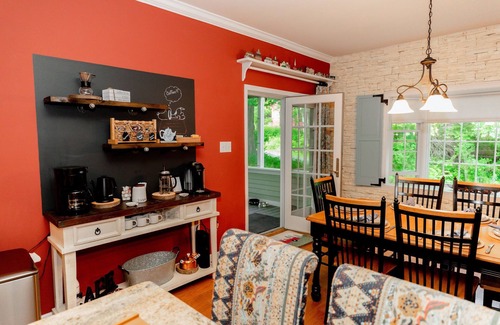 Wilmington House | Spring Hiking Minutes to White Face-Hot Tub-Coffee Bar-Parlor Games-Dog Friendly
