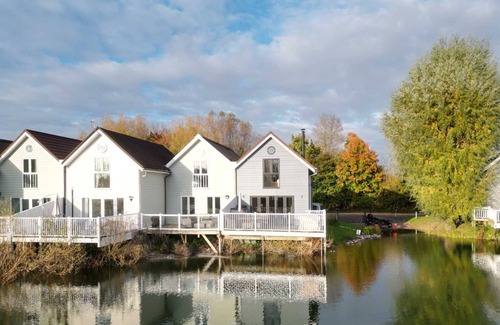 South Cerney House | Spring Lake 52, Eider Lodge (P) - Lakeside Holiday Cottage