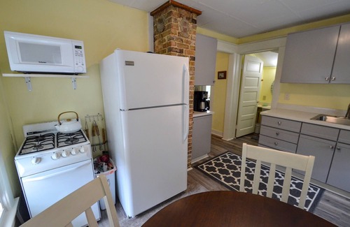 South Haven Cottage | SPRING & SUMMER COTTAGE- PERFECT LOCATION - One block to Lake Michigan