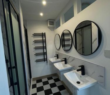West End Apartment | Squarezzz - Group Accommodation