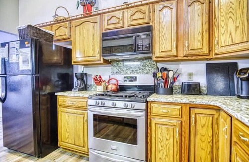 Davis House | SRL3-Very Private, Walk to Lakes! Hot tub! Pets ok!