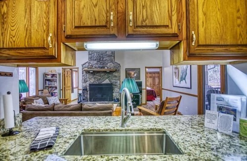 Davis House | SRL3-Very Private, Walk to Lakes! Hot tub! Pets ok!