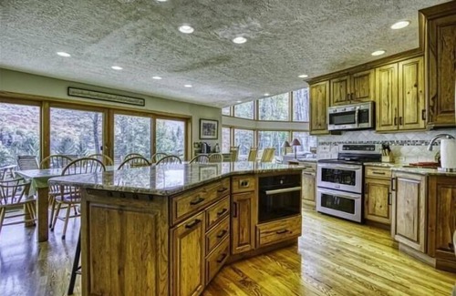 Davis House | SRL5- Lakefront Family Retreat! Old Timberline! Hot tub! Fire Pit!