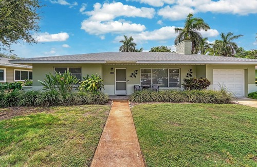 Saint Armands Key House | St Armand’s charmer with 3 bedroom, 2 bath Plus Sunroom. Minutes to Lido Beach