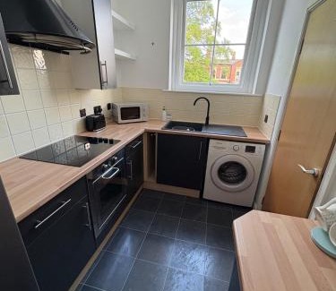 St Helens Apartment | St Helens Apt Near Town Center & Theater, Free Parking & WiFi
