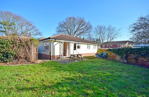 Hayling Island Cottage | St Marys, Hayling Island - a bungalow that sleeps 6 guests in 3 bedrooms