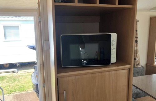 Clacton-on-Sea Cabin | St Osyth Beach 3-Bed Caravan, Sleeps 8, Parking