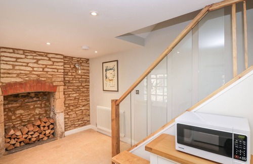 Northleach Cottage | STABLE COTTAGE, pet friendly in Northleach