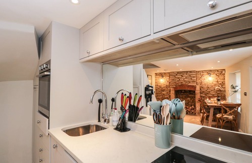 Northleach Cottage | STABLE COTTAGE, pet friendly in Northleach