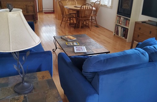 Historic Railroad District Cottage | Stacy's 2nd St Cottage. Steps to downtown.