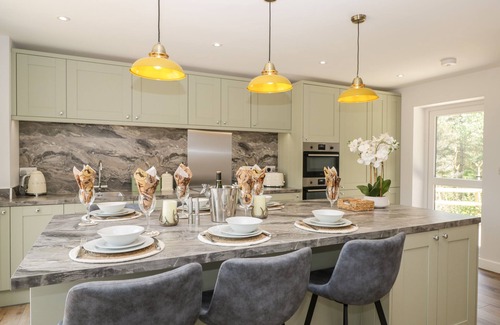 Lytchett Matravers Cottage | STAG COTTAGE, family friendly, with hot tub in Lytchett Matravers