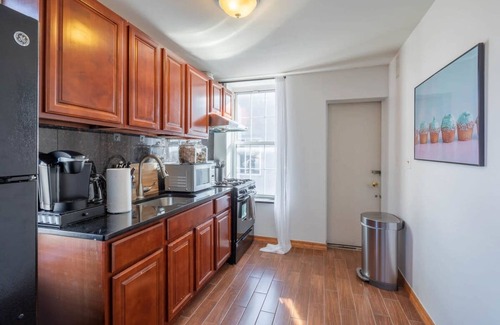 Chinatown Apartment | Stairway 3BR Apt w W D Ideal for Groups