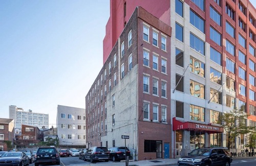 Chinatown Apartment | Stairway 3BR Apt w W D Ideal for Groups