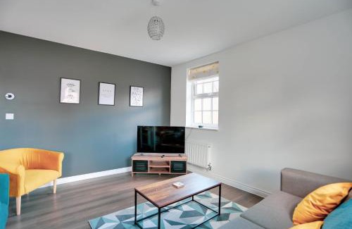 Swindon Apartment | STALDON COURT - Open Plan Apartment, High Speed Wi-Fi, Free Parking