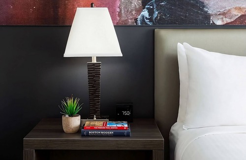 Lower Allston Hotel | Standard 2 Queens Room at Studio Allston Hotel
