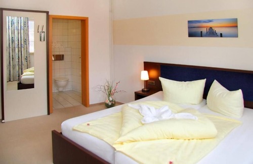 Muritz House | Standard double room facing the street - Hotel Müritzterrasse Property ID 154221