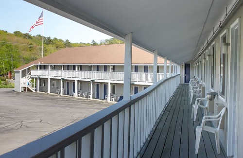 Boothbay Harbor Cabin | Standard King Room - 1 King Bed