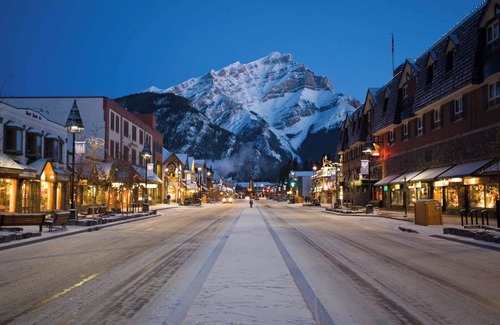 Banff Apartment | Standard King Room in Banff with Air-Conditioning