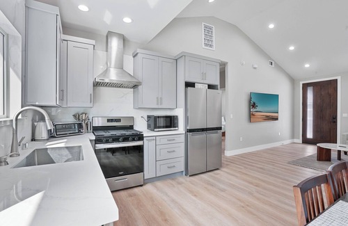 Hermosa Village House | Stanton Haven: Stylish and Cozy Home