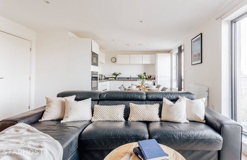 Southampton City Centre Apartment | StarHost Residences | Awesome 2 Bedroom Penthouse Apartment with City Views
