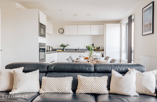 Southampton City Centre Apartment | StarHost Residences | Awesome 2 Bedroom Penthouse Apartment with City Views