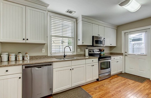 Metropolitan House | Starlands Executive Home-Off Street Parking & Private Deck Included!