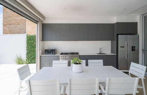 Bexley House | Starlight A Slice of the Hollywood Hills in Bexley