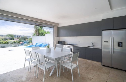 Bexley House | Starlight A Slice of the Hollywood Hills in Bexley
