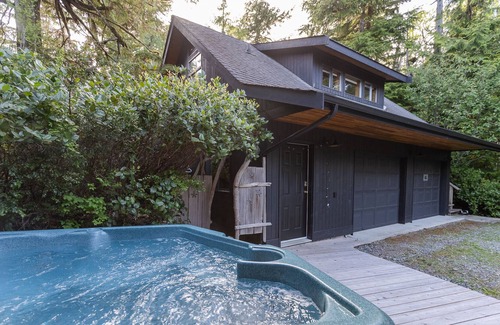 Tofino Apartment | Starlight Nestled in the Forest with a Hot Tub!