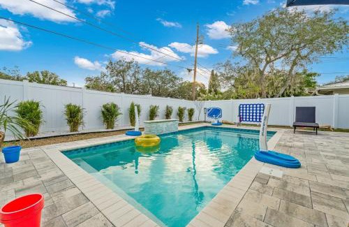 Largo House | State Park Hideaway with Heated Pool & Fire Pit