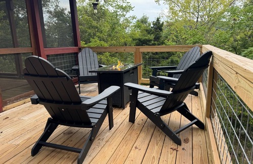 Smithville Cabin | State Parks & Lake Access! Screened Porch, MountainViews, Kayaks, LuxBeds, Games