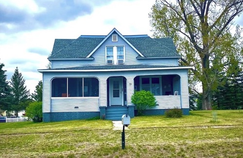 Menahga House | Stately home by Spirit Lake in Menahga