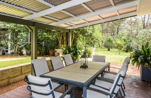 Mount Helena House | Station House - Charming Country Home