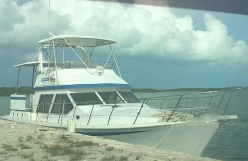George Town Boat Rental | Stay aboard a 42ft yacht in Paradise