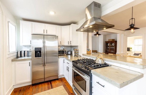 Annapolis House | Stay "Around the corner" from Annapolis hot spots with new King bed, fenced-in yard and parking