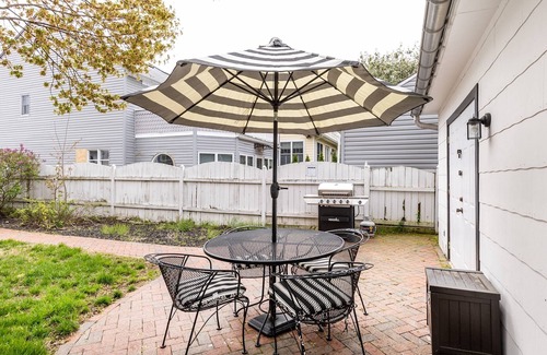 Annapolis House | Stay "Around the corner" from Annapolis hot spots with new King bed, fenced-in yard and parking