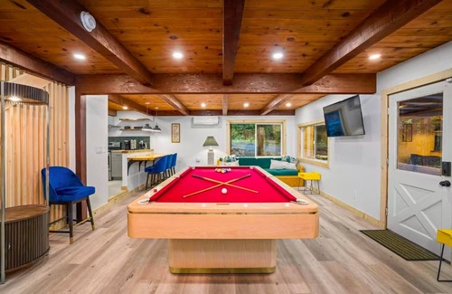 Glencoe Cabin | Stay at 4K – Modern Forest Cabin w/Deck, Firepit & EV Charging in Arnold.