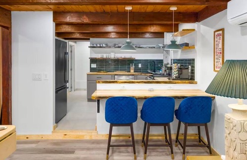 Glencoe Cabin | Stay at 4K – Modern Forest Cabin w/Deck, Firepit & EV Charging in Arnold.