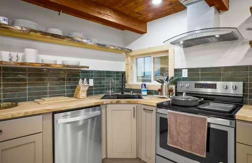 Glencoe Cabin | Stay at 4K – Modern Forest Cabin w/Deck, Firepit & EV Charging in Arnold.