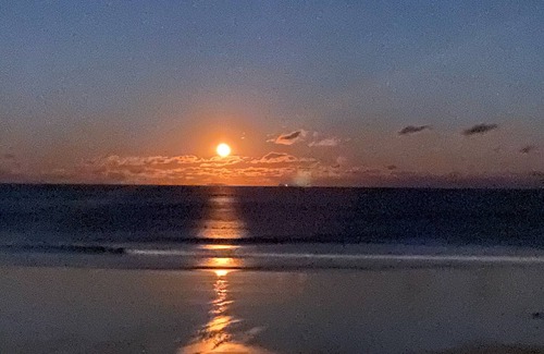 Hampton Apartment | Stay at North Beach Motel! Across the street from North Beach!