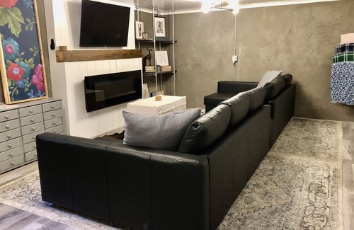 Lincoln House | Stay at the Lazy Llama House with Self Check-In