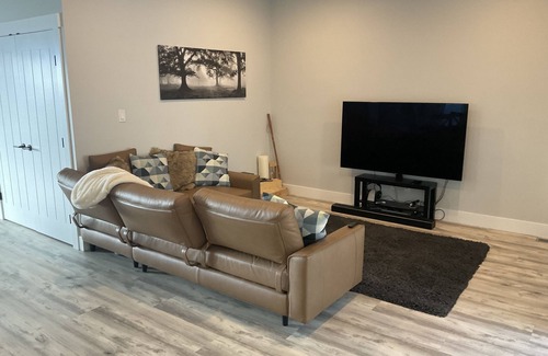 Merritt House | Stay at the Peregrine Lookout.Pet free, and fully climate controlled view home.