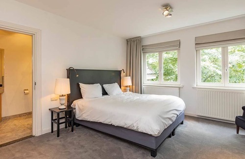 Baarlo Hotel | Stay Close to Nature with Free Parking and Dining!