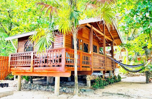 Antoneys Cay Apartment | Stay & Dive! Ocean front, Cozy Casita steps to the waters edge!