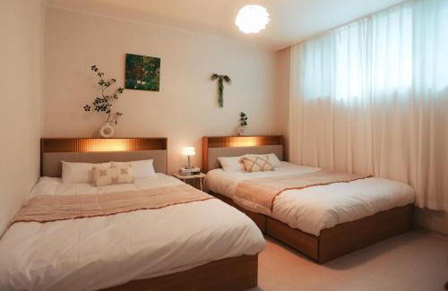 Nonhyeon-dong Apartment | Stay in joy Gangnam #선정릉역 도보4분 #올리모델링 #각방 에어컨 #무료 wifi #8인숙소 #호텔침구 #세탁건조기 #공항버스